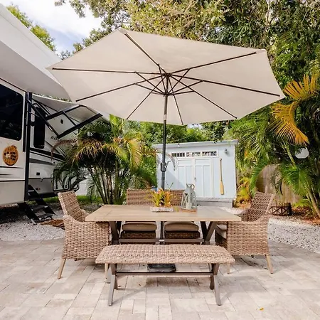 Happy Camper Cottage - Cozy Oasis With Hot Tub Palm Harbor Exterior photo