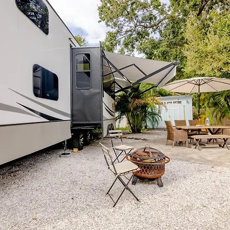 Happy Camper Cottage - Cozy Oasis With Hot Tub Palm Harbor Exterior photo