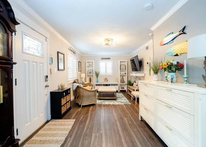 Happy Camper Cottage - Cozy Oasis With Hot Tub