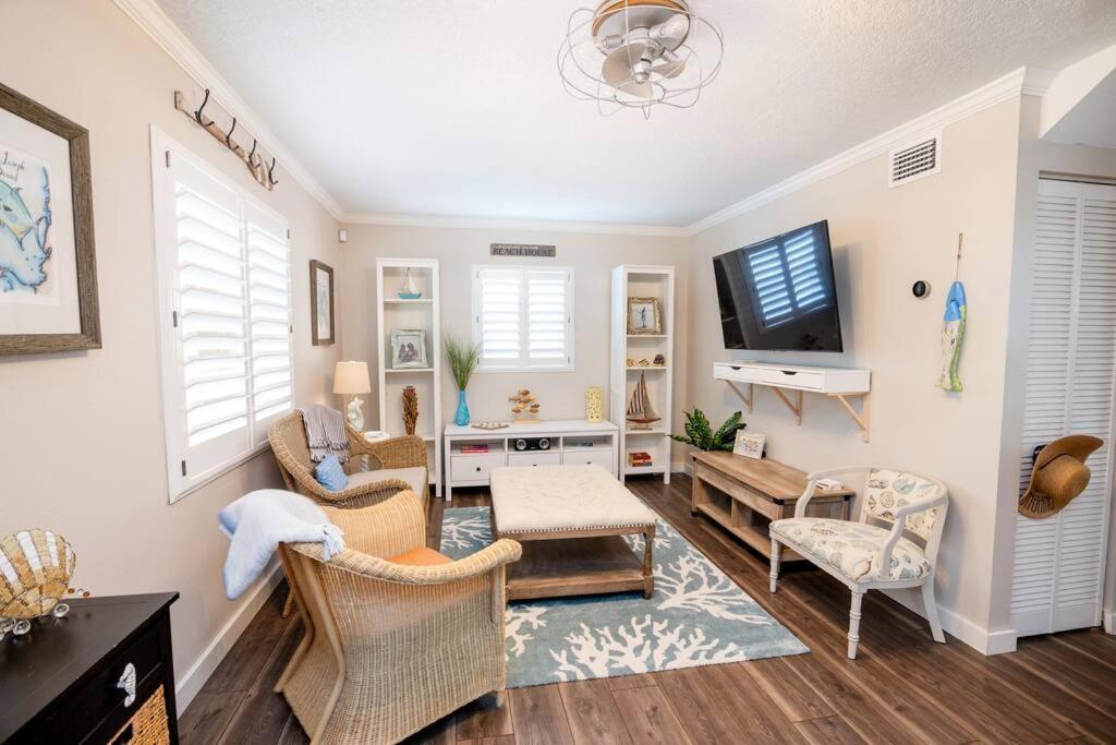 Happy Camper - Cozy Oasis With Hot Tub Holiday home Palm Harbor