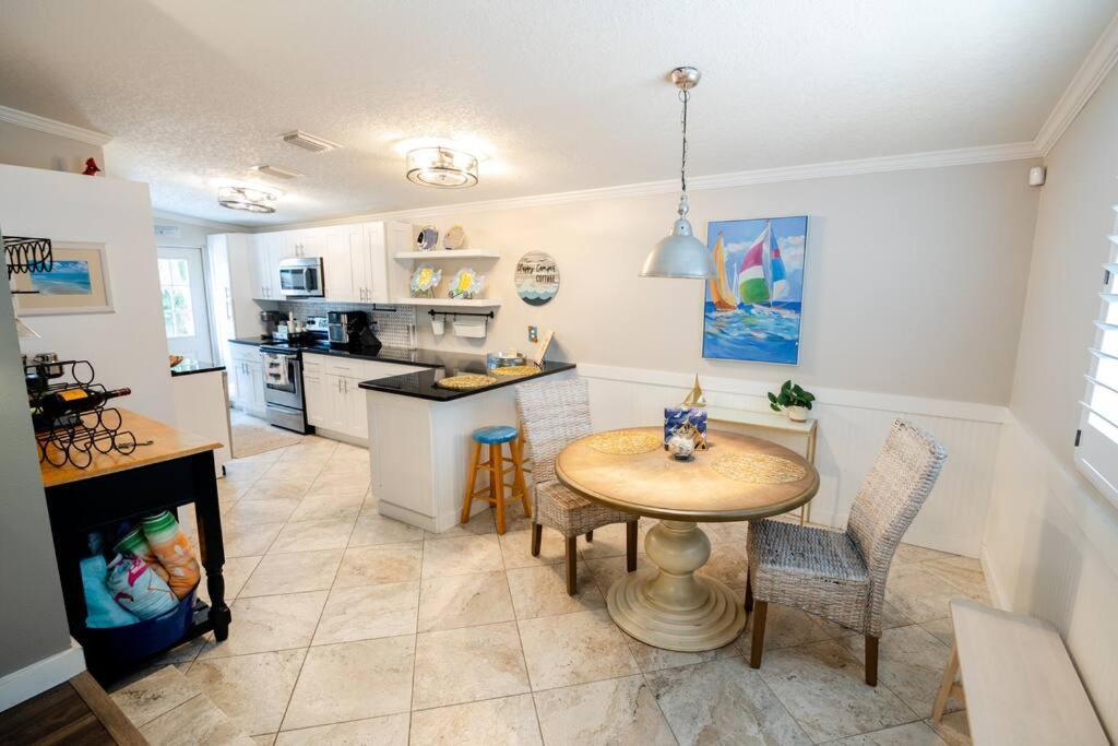 Holiday home Happy Camper - Cozy Oasis With Hot Tub Palm Harbor